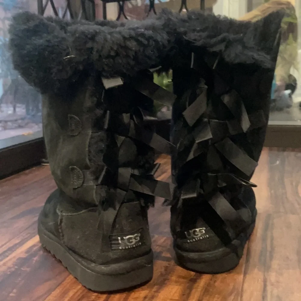 UGG Bailey Bow Black Sheepskin women's Boots Size 4